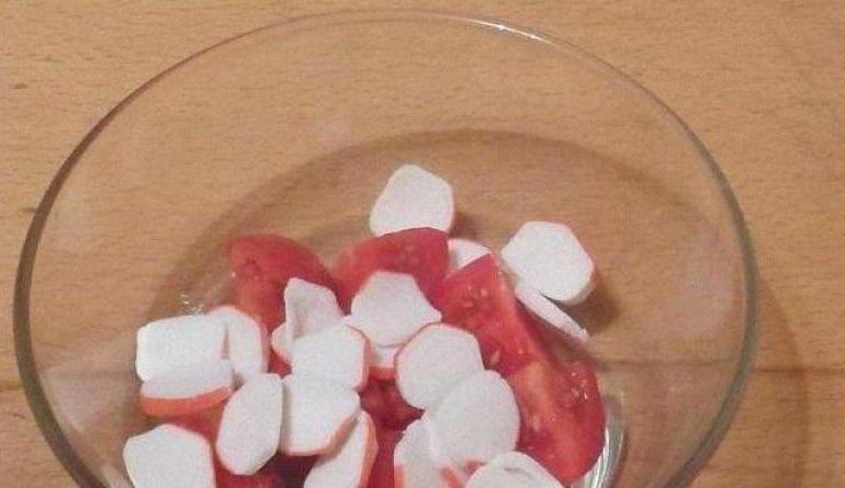 Простые и вкусные салаты с крабовыми палочками и помидорами